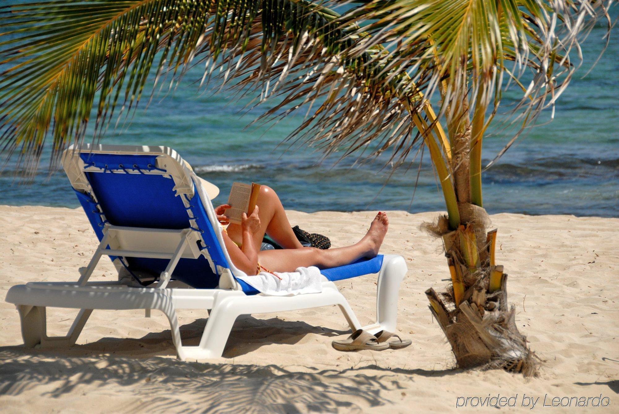 キャストアウェイ ケイマンビーチ リゾート Grand Cayman エクステリア 写真