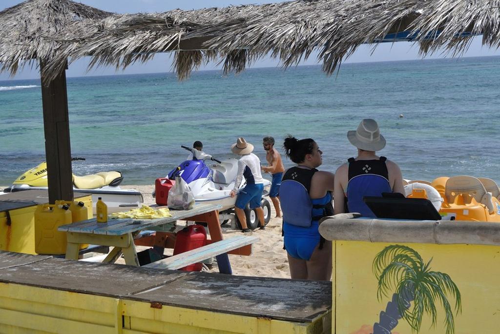 キャストアウェイ ケイマンビーチ リゾート Grand Cayman エクステリア 写真